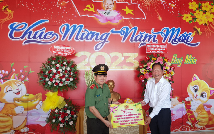 Thiếu tướng Đinh Văn Nơi về An Giang tặng 1.200 phần quà cho người nghèo