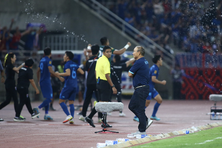 Ông Park trong khoảnh khắc tiếng còi kết thúc trận đấu vang lên và tuyển Thái Lan ăn mừng nhiệt tình - Ảnh: HOÀNG TÙNG