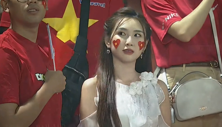 Danh tính cô gái giật spotlight trên khán đài CK AFF Cup 2022 - Ảnh 2.