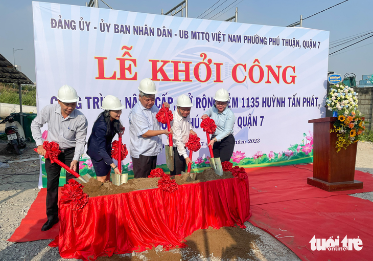 Tết Nguyên đán 2023, dân quận 7 phấn khởi với nhiều con hẻm được mở rộng - Ảnh 4.