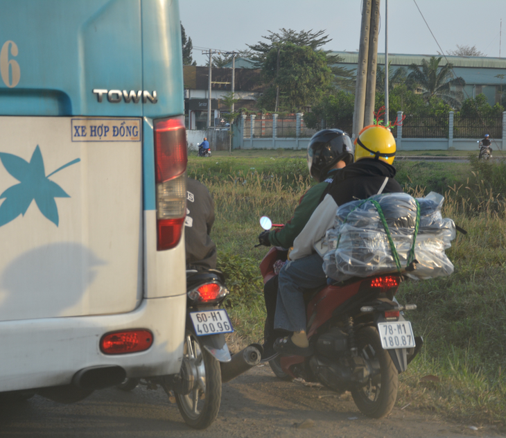 Dòng xe trường chinh dài cả ngàn cây số về quê ăn Tết - Ảnh 2.