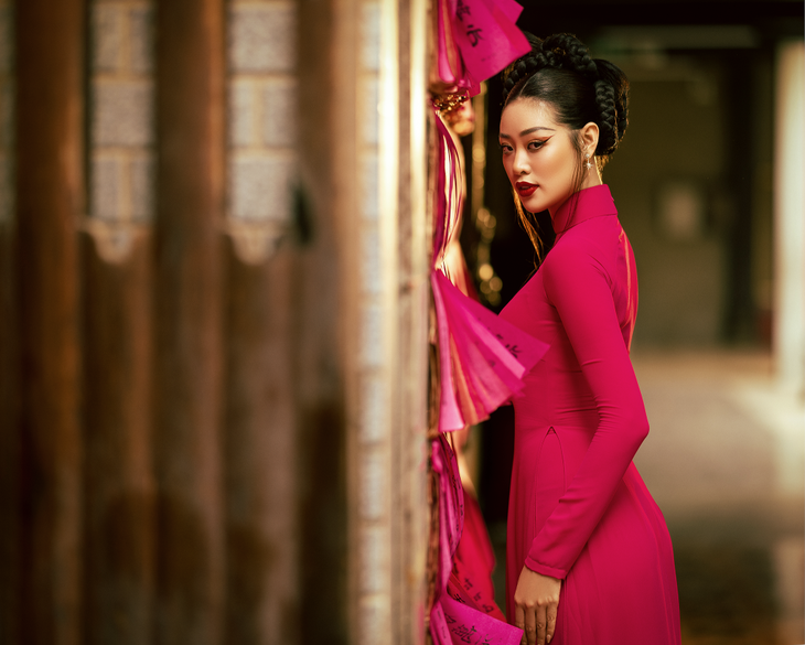 Hoa hậu Khánh Vân chúc Tết khán giả bằng bộ ảnh áo dài đỏ thắm - Ảnh 2.