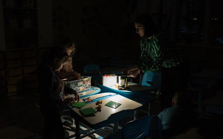 Các học sinh Ukraine học trong bóng tối