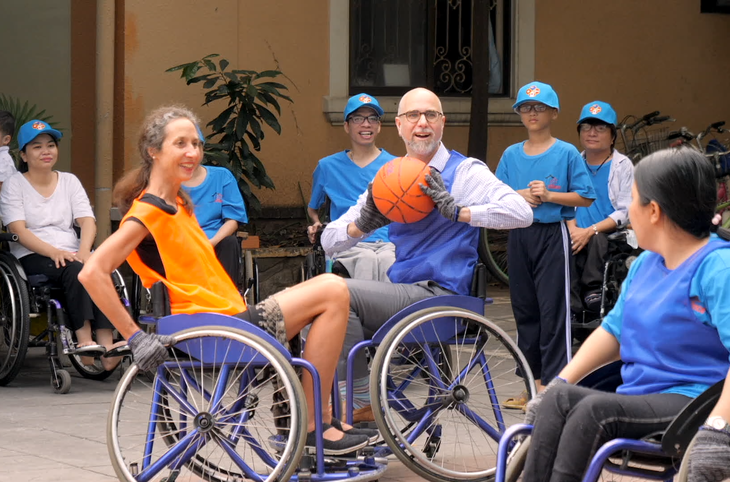 Đại sứ nhóm G4 ngồi xe lăn chơi bóng rổ với người khuyết tật - Ảnh 1.