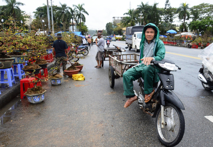 Mưa gió liên tục, chợ hoa Tết Quảng Ngãi đìu hiu - Ảnh 6.