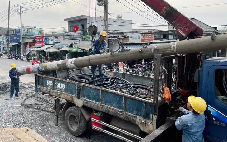 Điện lực Thủ Đức giữ lời hứa, di dời hơn trăm cột điện giữa đường