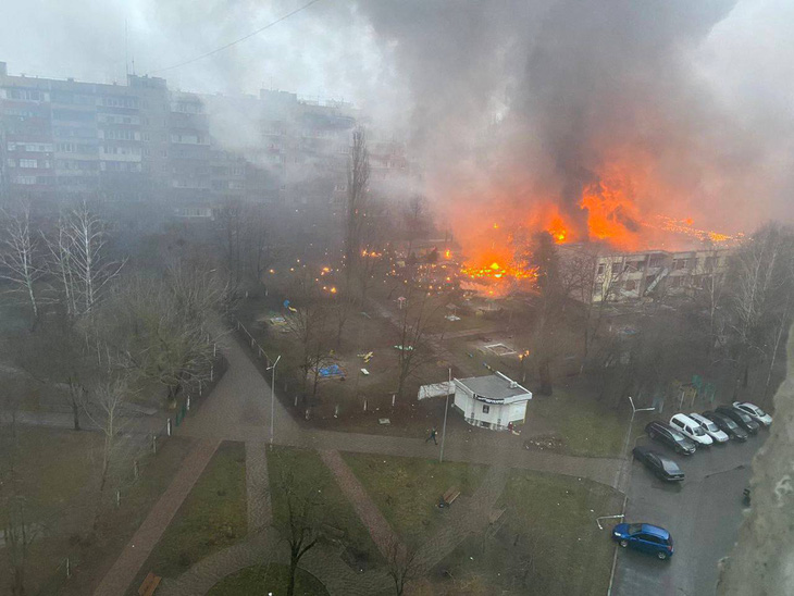 Bộ trưởng Nội vụ Ukraine chết trong vụ trực thăng rơi gần nhà trẻ - Ảnh 1.