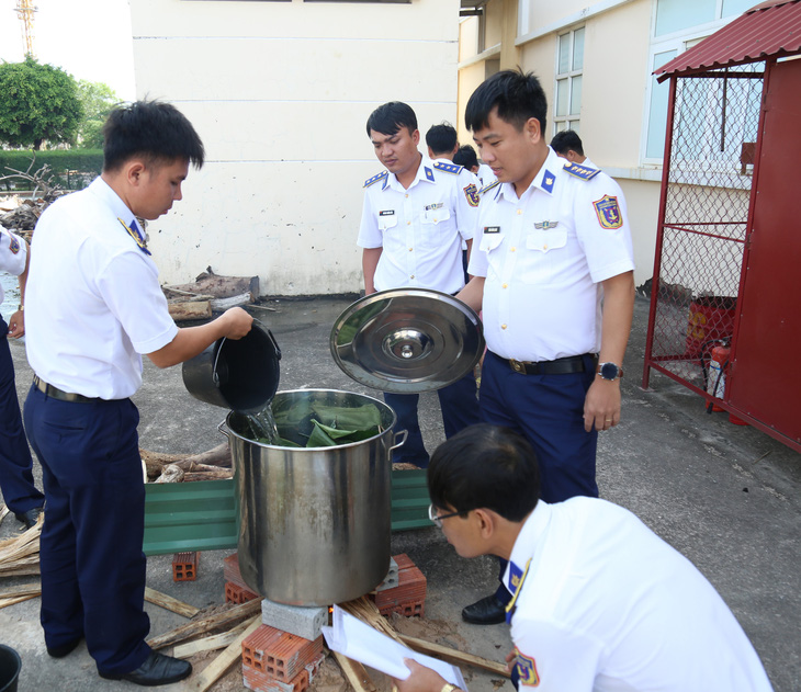 Cảnh sát biển thi tài gói bánh chưng - Ảnh 5.