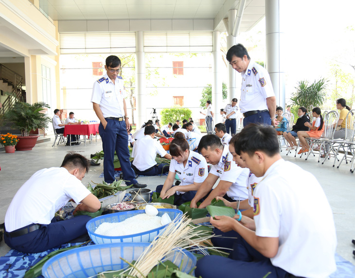 Cảnh sát biển thi tài gói bánh chưng - Ảnh 1.