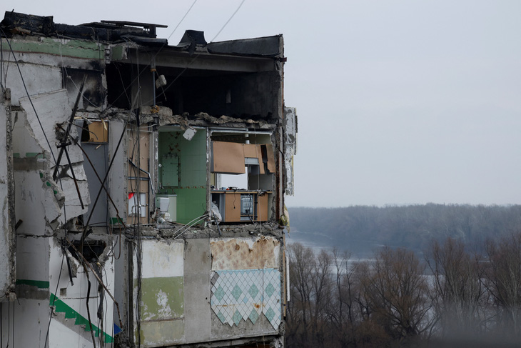 Một chung cư tại Dnipro, Ukraine, bị phá hủy sau cuộc tấn công bằng tên lửa của Nga ngày 18-1 - Ảnh: REUTERS