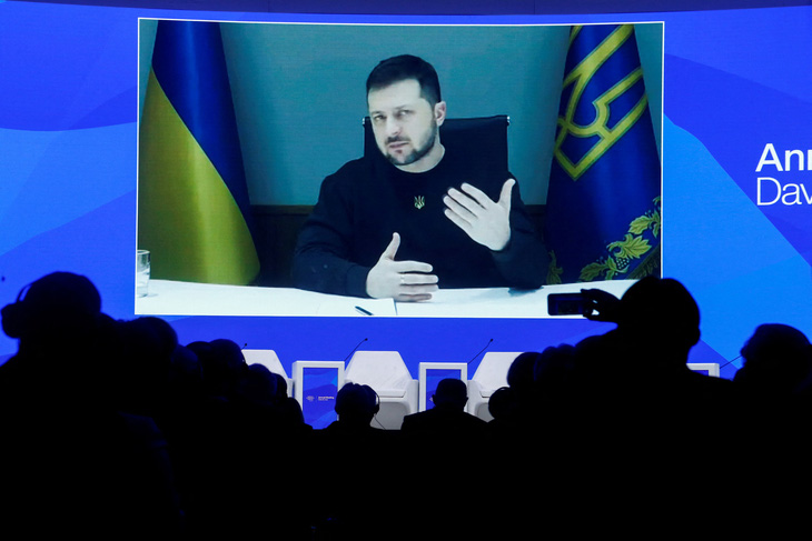 Tổng thống Ukraine Volodymyr Zelensky phát biểu tại Diễn đàn Kinh tế Thế giới (WEF) ngày 19-1 - Ảnh: REUTERS