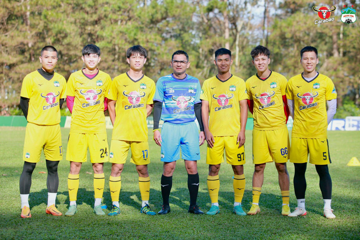 Hoàng Anh Gia Lai và ban tổ chức V-League căng thẳng vì đụng hàng tài trợ - Ảnh 1.