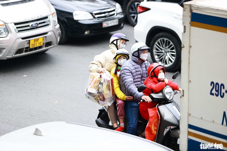 Đào quất kẹt cứng giữa dòng ô tô trên phố Hà Nội ngày 28 Tết - Ảnh 6. Đào quất kẹt cứng giữa dòng ô tô trên phố Hà Nội ngày 28 Tết - Ảnh 6.