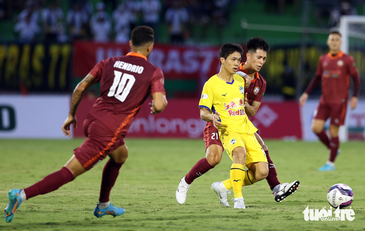 Hoàng Anh Gia Lai và ban tổ chức V-League căng thẳng vì đụng hàng tài trợ - Ảnh 2.
