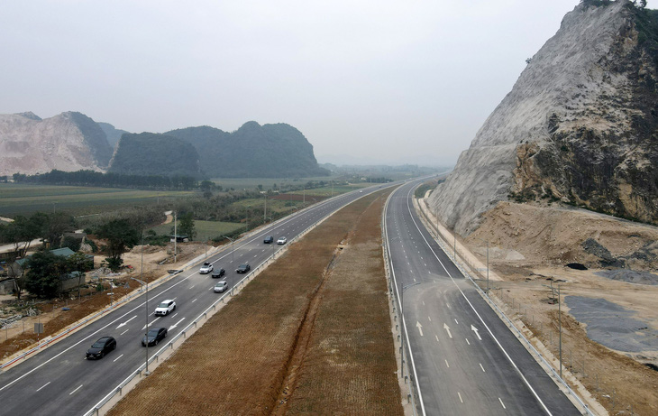 Tài xế bất ngờ vì được đi cao tốc Mai Sơn - quốc lộ 45 để tránh kẹt xe - Ảnh 1.