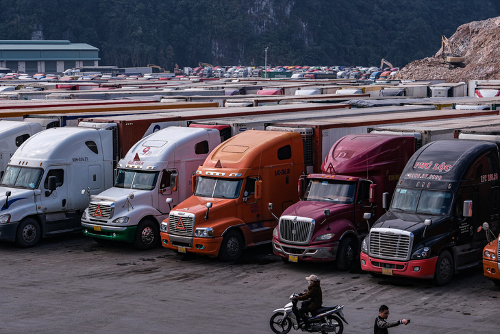 Cuối năm 2021, hàng trăm xe container chờ tại bãi tại cửa khẩu Tân Thanh (Lạng Sơn) để làm thủ tục thông quan sang Trung Quốc - Ảnh: NAM TRẦN