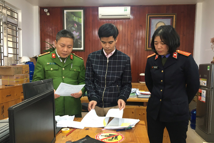 Bắt hai phó giám đốc trung tâm đăng kiểm ở Nam Định nhận hối lộ qua chủ gara - Ảnh 1.