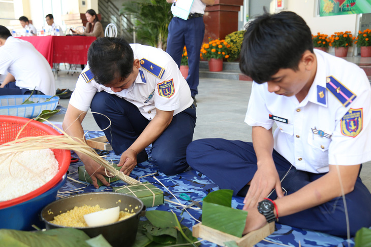 Cảnh sát biển thi tài gói bánh chưng - Ảnh 4.