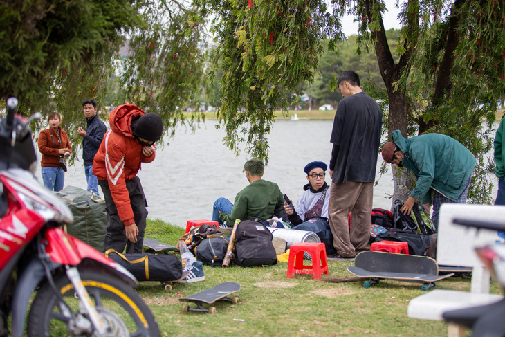 Đà Lạt yêu cầu du khách không cắm trại ở hồ Xuân Hương dịp Tết - Ảnh 1.