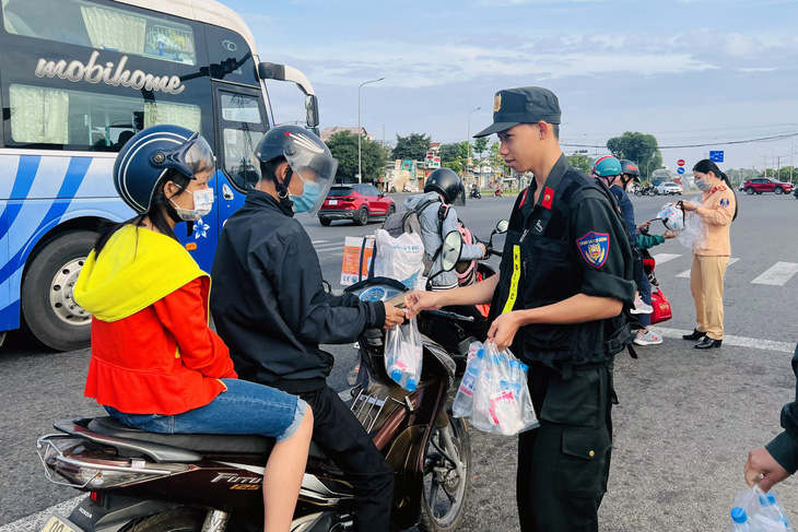 Cảnh sát giao thông Đồng Nai đội nón bảo hiểm cho trẻ về quê đón Tết - Ảnh 2.