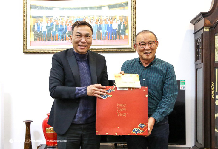 Chủ tịch VFF tặng quà và chúc Tết HLV Park Hang Seo - Ảnh 1.