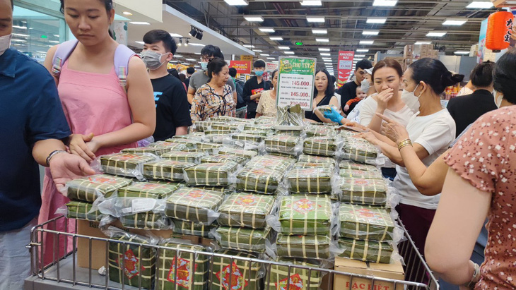 Người Sài Gòn đi sắm Tết tận khuya, siêu thị đông như trẩy hội - Ảnh 5.