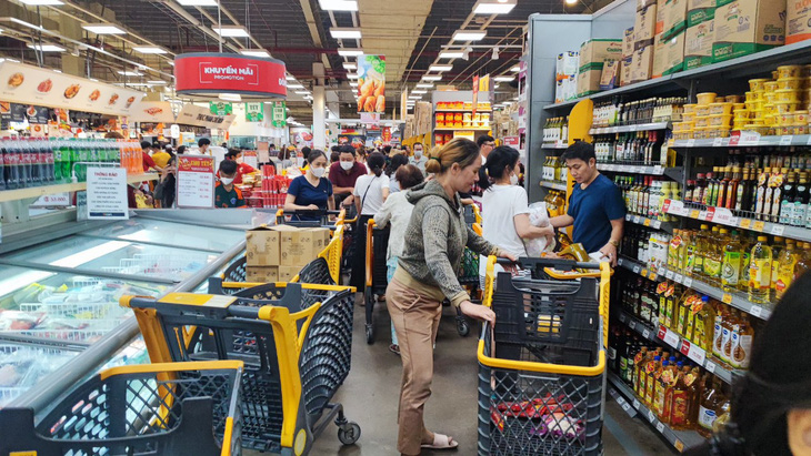 Người Sài Gòn đi sắm Tết tận khuya, siêu thị đông như trẩy hội - Ảnh 2.
