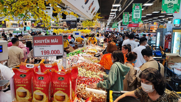 Người Sài Gòn đi sắm Tết tận khuya, siêu thị đông như trẩy hội - Ảnh 3.