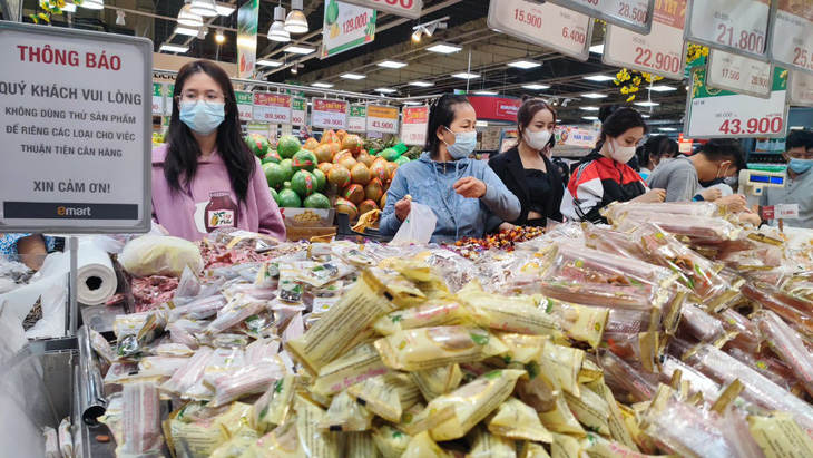 Người Sài Gòn đi sắm Tết tận khuya, siêu thị đông như trẩy hội - Ảnh 8.