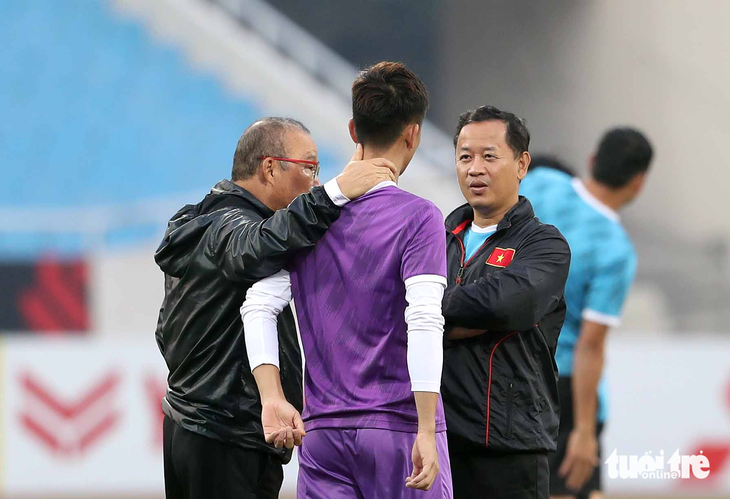 HLV Park Hang Seo trao đổi với Phan Văn Đức trước trận gặp Myanmar - Ảnh 2.