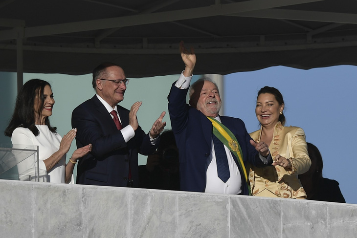 Tổng thống đắc cử Brazil hứa tái thiết đất nước từ đống đổ nát - Ảnh 2.