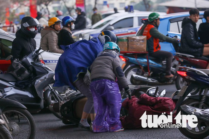 Ngày cuối nghỉ lễ, các cửa ngõ Hà Nội ken chặt xe, người đi xe máy ngủ ngồi trên xe - Ảnh 7.