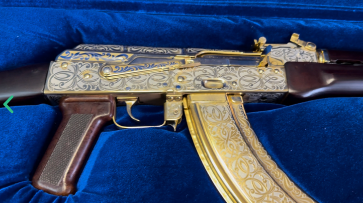 Hải quan Nga tịch thu khẩu súng trường Kalashnikov bằng vàng - Ảnh 1.