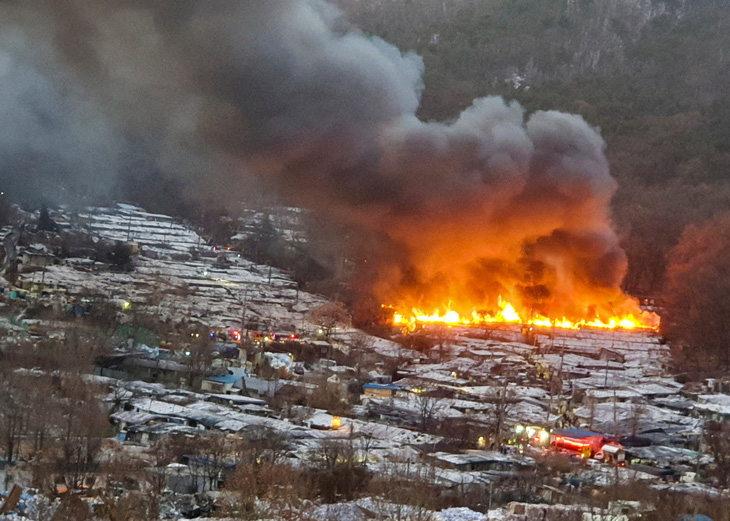 Cháy dữ dội tại khu ổ chuột ở Hàn Quốc - Ảnh 1.