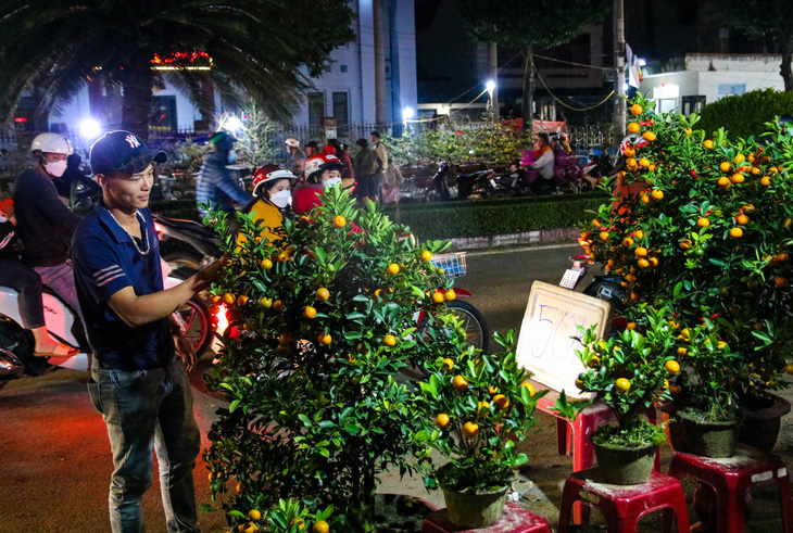 Chợ hoa Tết Quảng Ngãi đồng loạt xả hàng mong thu hồi vốn - Ảnh 2.