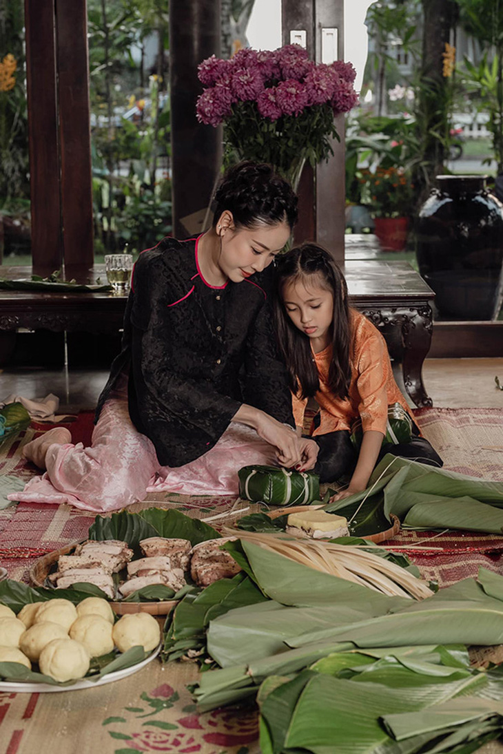 Con gái Hà Kiều Anh thích thú khi được mẹ dạy gói bánh chưng - Ảnh 2.