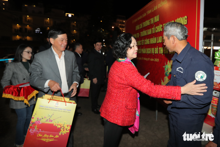 Trưởng Ban Tổ chức Trung ương Trương Thị Mai tặng quà người quét rác - Ảnh 1.