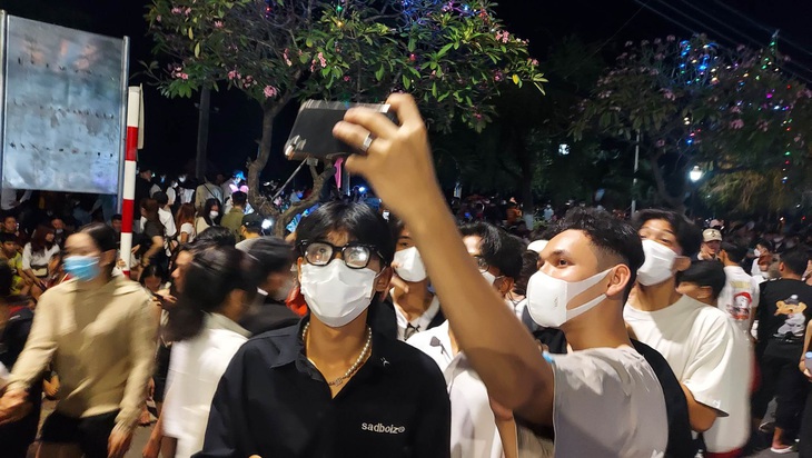 Người dân đổ ra đường chờ đón giao thừa - Ảnh 1. Người dân đổ ra đường chờ đón giao thừa - Ảnh 1.
