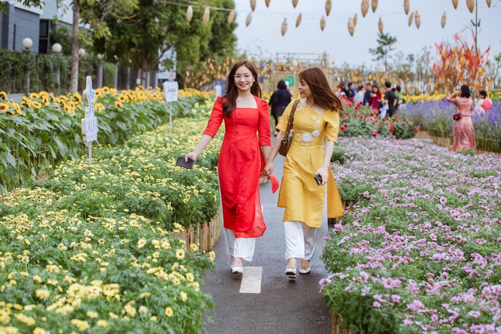 Người dân Hà Nội du xuân tại đường hoa Home Hanoi Xuan 2023 - Ảnh 9.