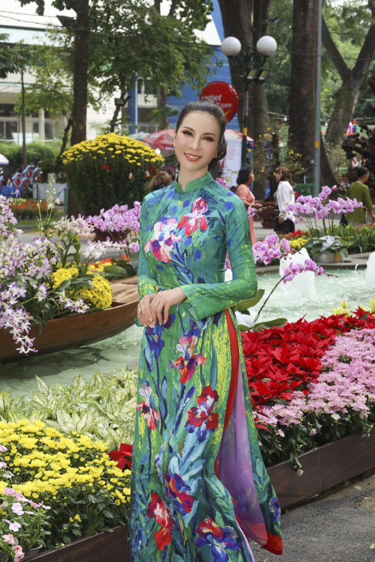 Nữ hoàng ảnh lịch Thanh Mai xúng xính áo dài đón Tết - Ảnh 4.