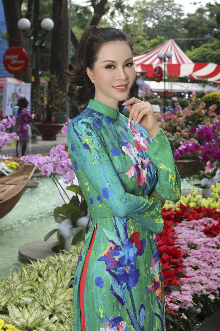 Nữ hoàng ảnh lịch Thanh Mai xúng xính áo dài đón Tết - Ảnh 1.