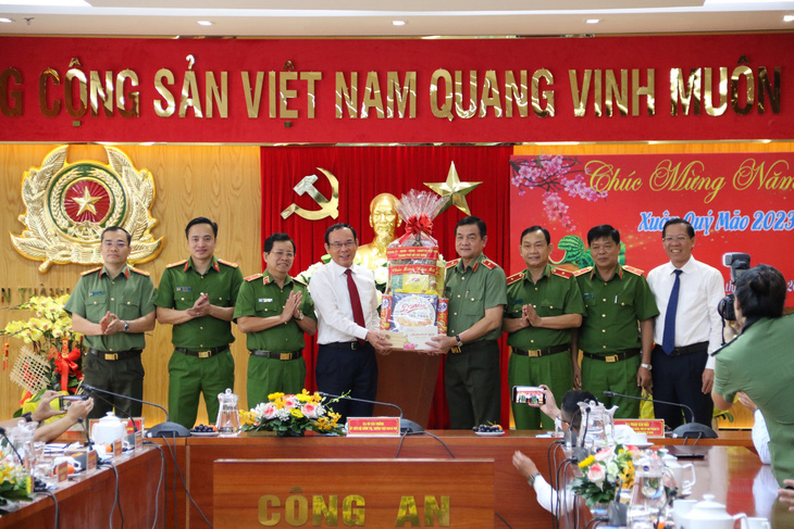 Thường trực Ban Bí thư Võ Văn Thưởng thăm, chúc Tết Công an TP.HCM - Ảnh 2.