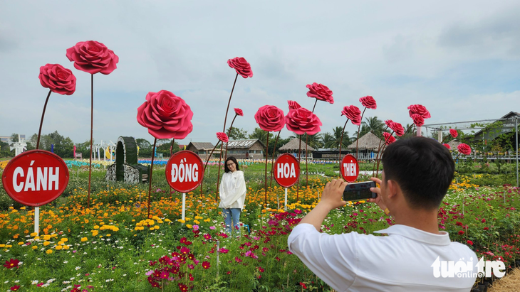 Dòng người đổ về cúng Bà Chúa Xứ núi Sam gây kẹt đường - Ảnh 7.