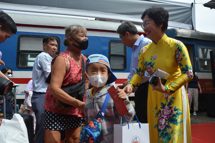 Cả trăm du khách đến Bình Thuận bất ngờ được lãnh đạo tỉnh lì xì - Ảnh 1.
