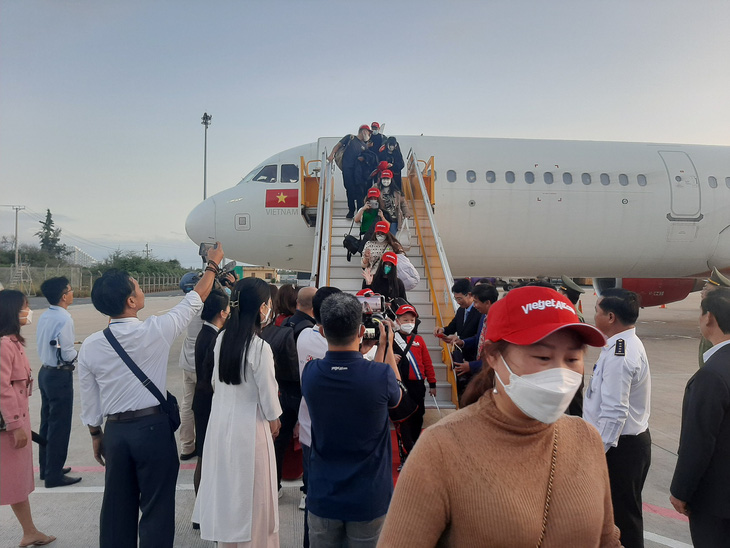 Chuyến bay thẳng đầu tiên đưa 214 khách Trung Quốc đến Khánh Hòa - Ảnh 3.