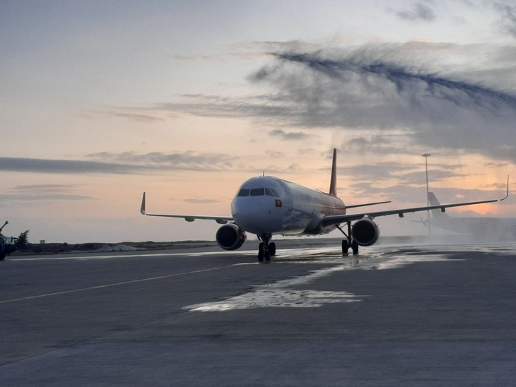 Chuyến bay thẳng đầu tiên đưa 214 khách Trung Quốc đến Khánh Hòa - Ảnh 2.