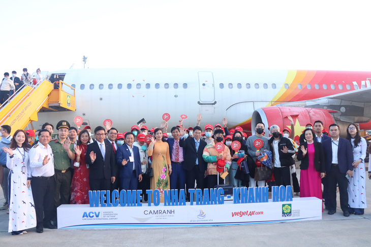 Chuyến bay thẳng đầu tiên đưa 214 khách Trung Quốc đến Khánh Hòa - Ảnh 4.