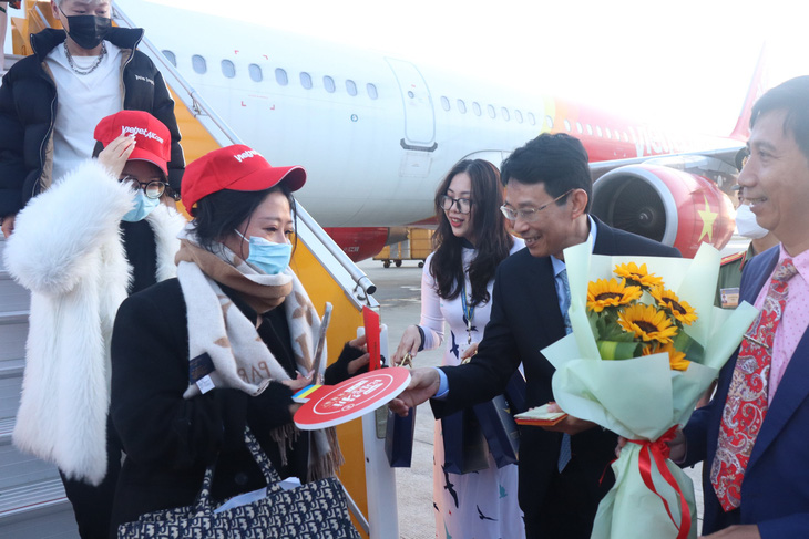 Chuyến bay thẳng đầu tiên đưa 214 khách Trung Quốc đến Khánh Hòa - Ảnh 1.