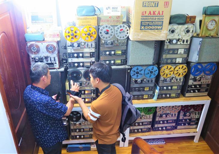 Đầu xuân, gặp người sưu tầm băng, máy phát nhạc xưa ở Nha Trang - Ảnh 3.