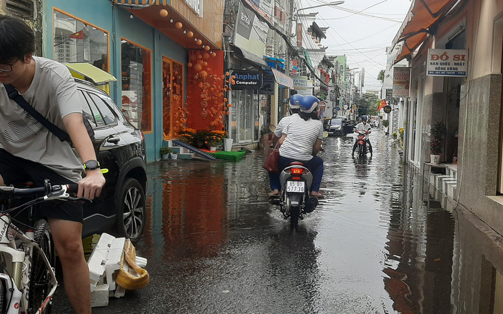 Cần Thơ: triều cường bất ngờ gây ngập sáng mùng 4 Tết